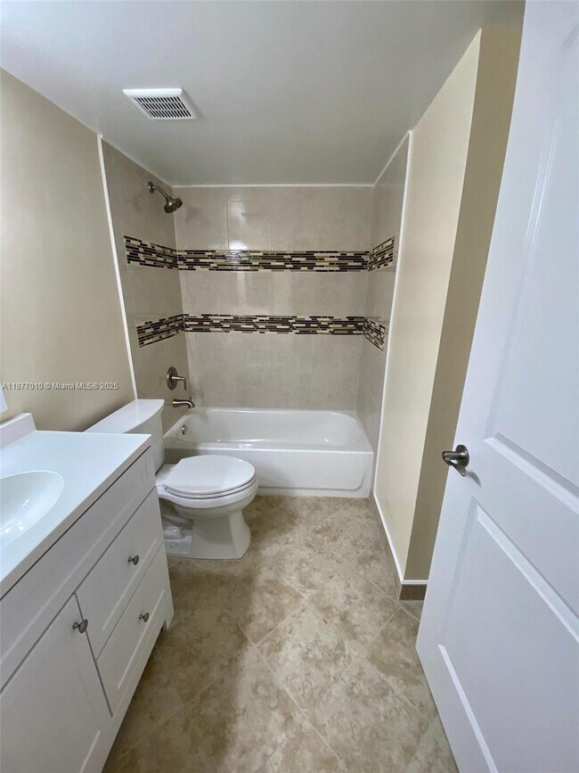 Building Photo - 8881 Fontainebleau Blvd