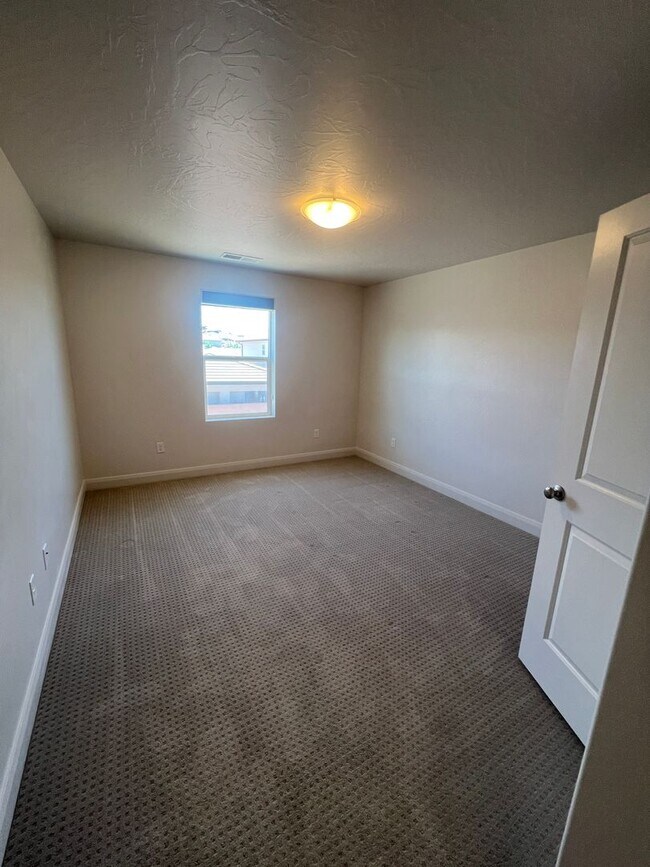 Building Photo - Stunning 5 bedroom, 2.5 bathroom home in d...