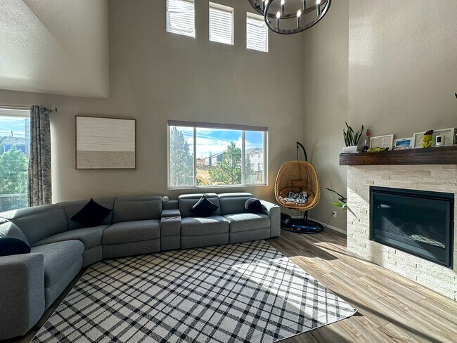 Building Photo - Almost Brand New Meadowlark 4bd 3.5ba home