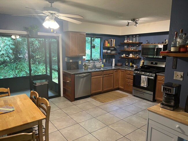 Building Photo - Super cute 3 bedroom 2 bath in NW Miram Manor