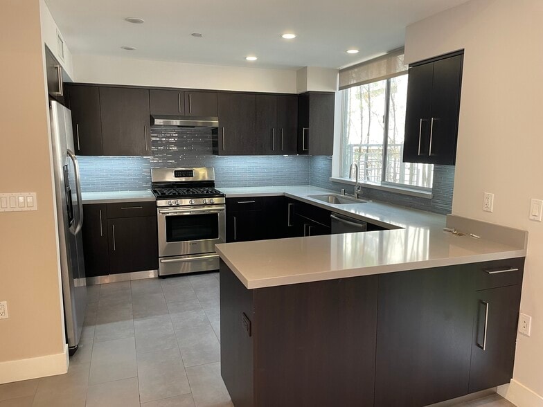 Building Photo - 1666 Greenfield Ave