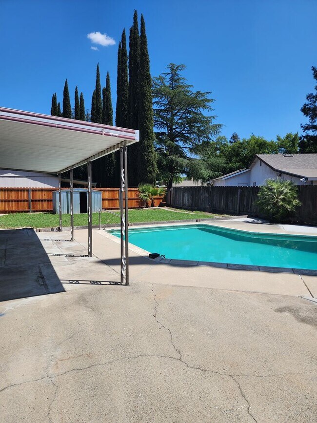 Building Photo - 3 Bedroom 2 Bathroom with Pool Near Davis High School