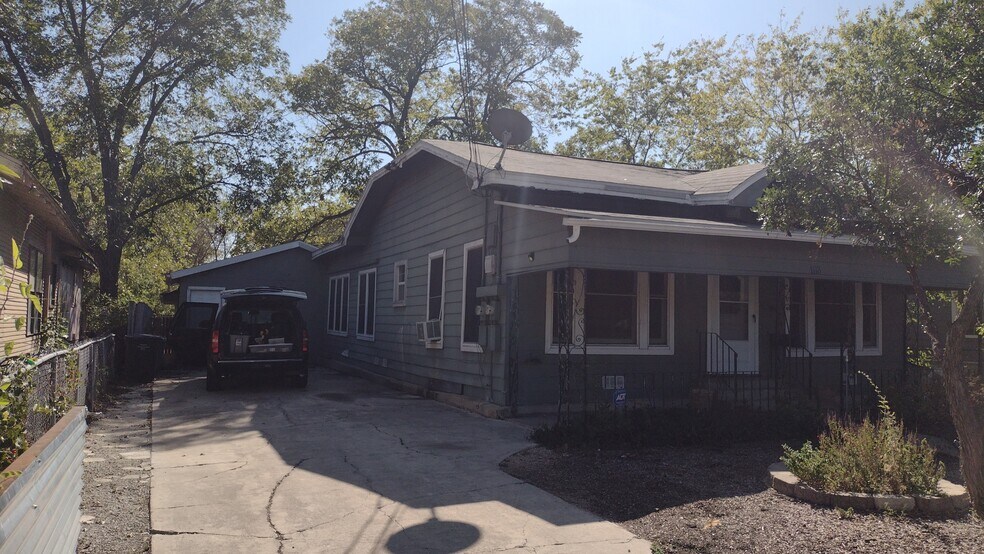 View of front - 1118 Santa Anna