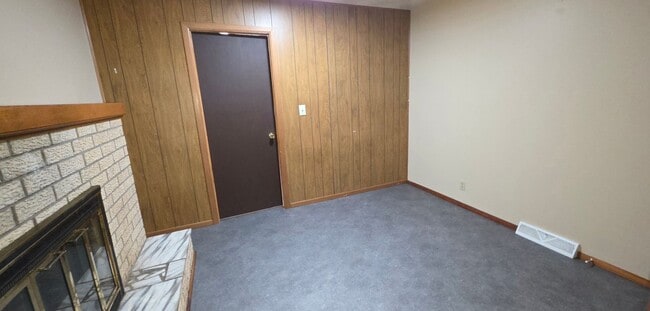 Building Photo - 3 Bedrooms 2 Bathrooms  $1195!
