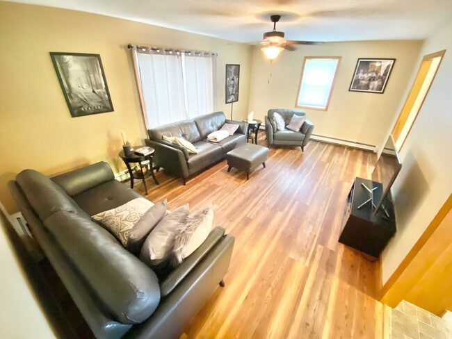 Building Photo - 3 Bedroom Townhome VT Available 8/1!