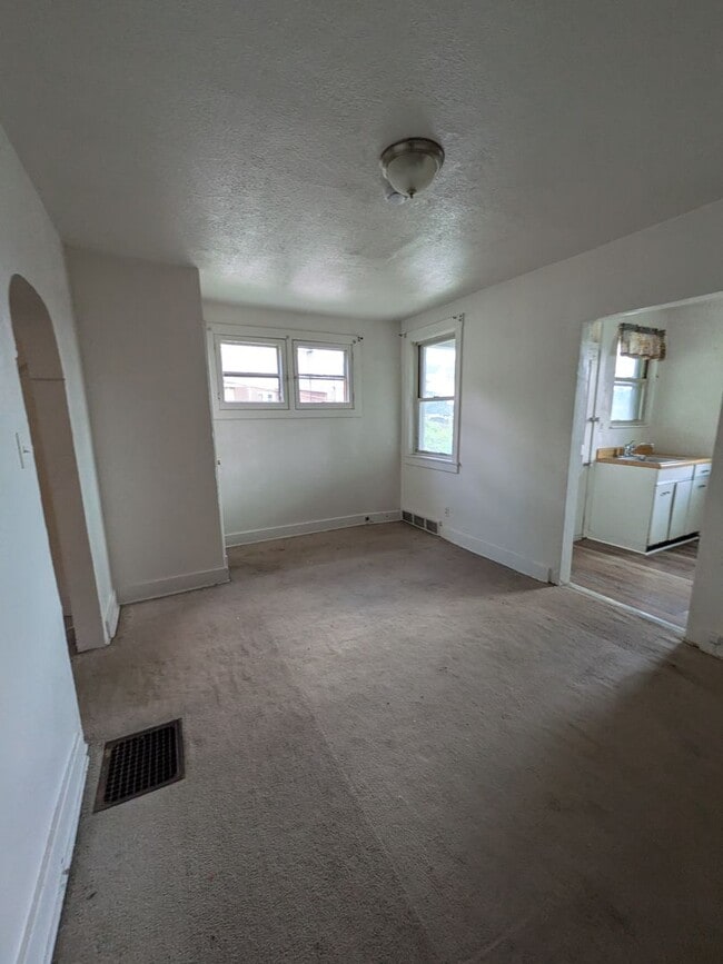 Building Photo - 2 bed 1 bath home with large living room a...