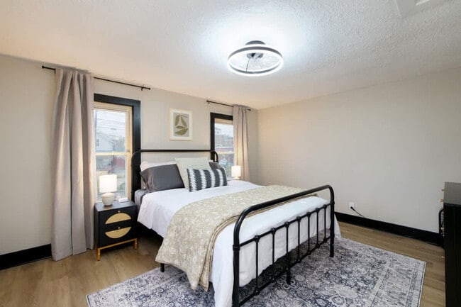 Building Photo - 303 E Washington St