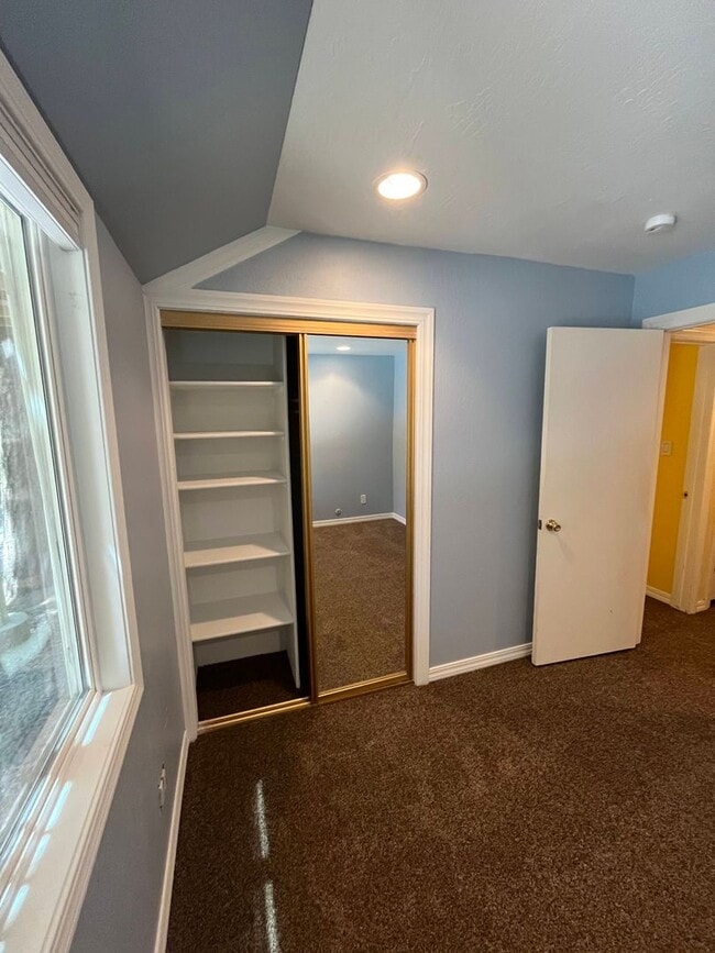 Building Photo - Available Now! 4 bedroom, 2.5 bath unit
