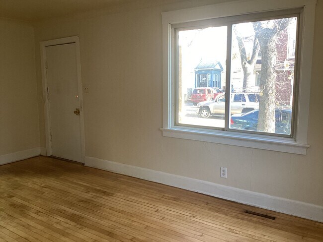 Building Photo - 3 Bedroom Single Family Home
