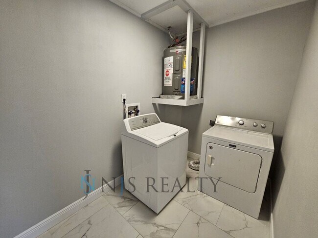 Building Photo - REDUCED PRICE!!!!  MUST SEE.. BEAUTIFUL IN...