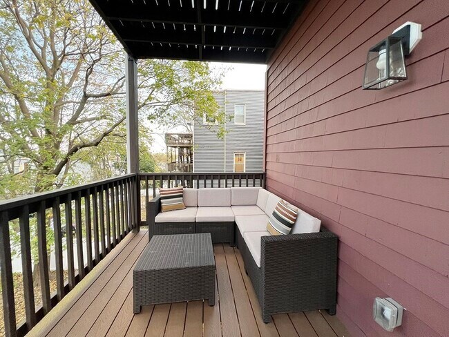 Building Photo - 498 Sumner St