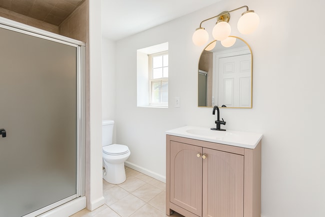 Building Photo - Stunning Renovated 4-Bedroom Home with Gor...