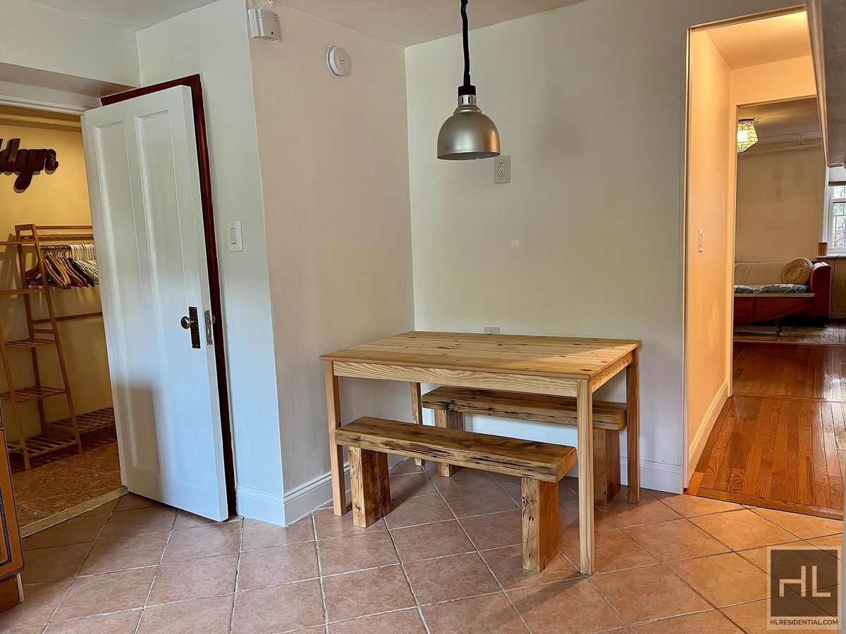 Building Photo - 1BR 1BA Private Garden Level Floor Through...
