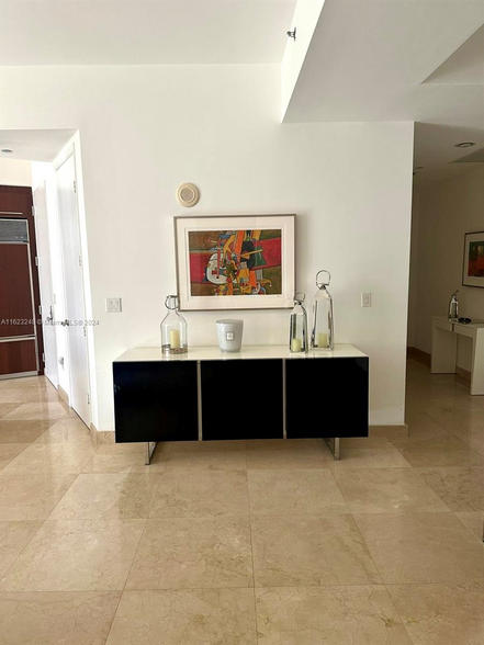 Building Photo - 15811 Collins Ave