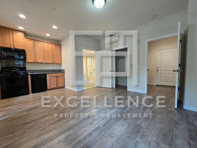 Building Photo - 3/3.5 Townhouse - One Bedroom is Full Stud...