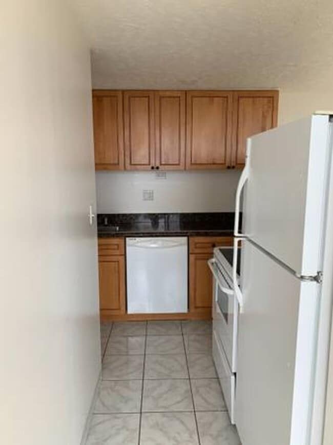 Building Photo - Great Location and Great Amenities!