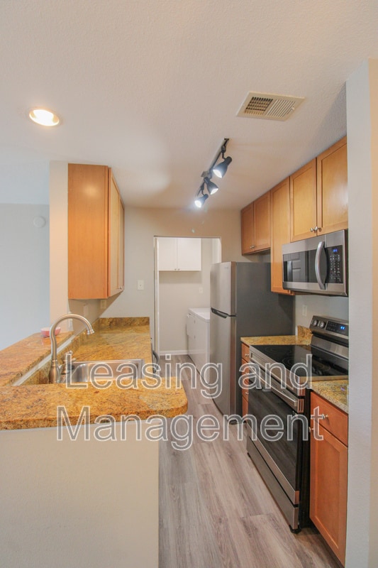 Building Photo - 271 Alexandra Dr