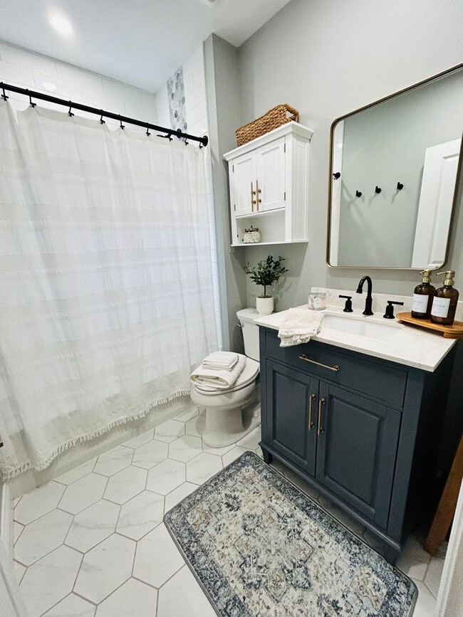 Building Photo - 1 Mile to Country Club! Sleeps 10!