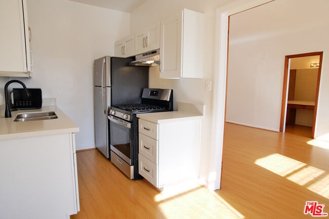 Building Photo - 611 Cloverdale Ave