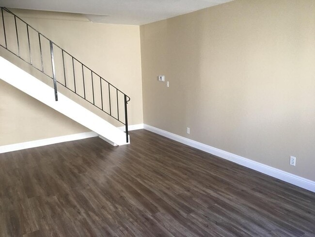 Building Photo - Beautifully remodeled 2 bed, 1 bath Condo!