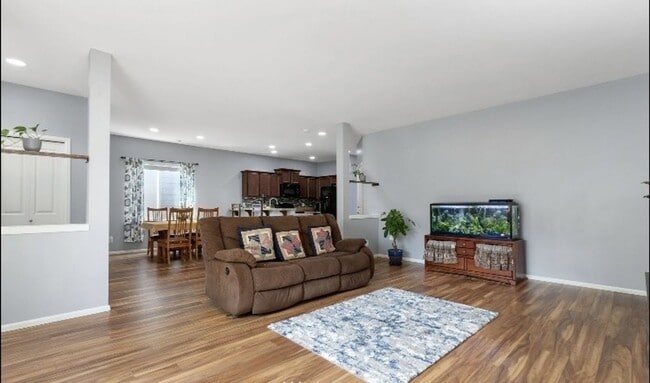 Building Photo - Large 4 bedroom home-Pet friendly!