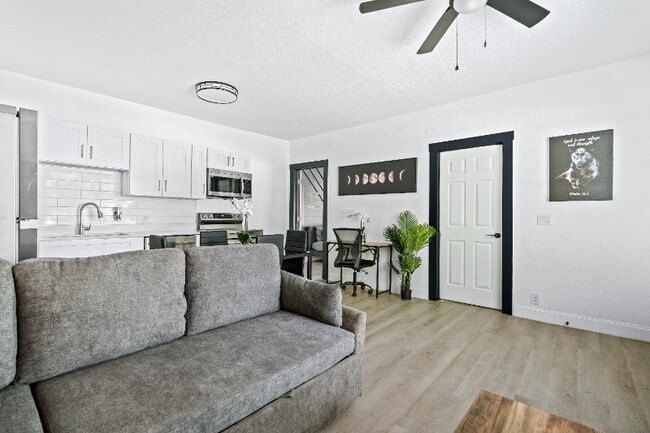 Building Photo - 209 W Gladys St