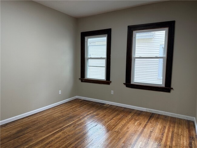 Building Photo - 483 Alexander St