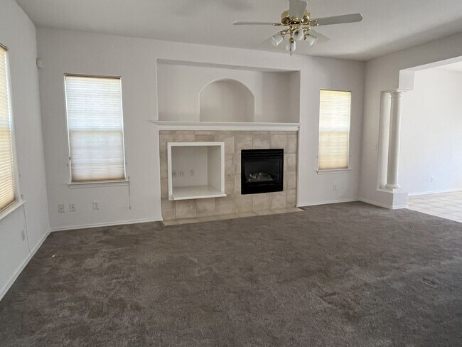 Building Photo - Available Now – 4 Bedroom Home in Desirabl...