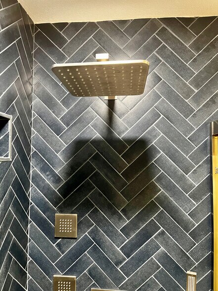 Shower - 2016 Pacific Ave