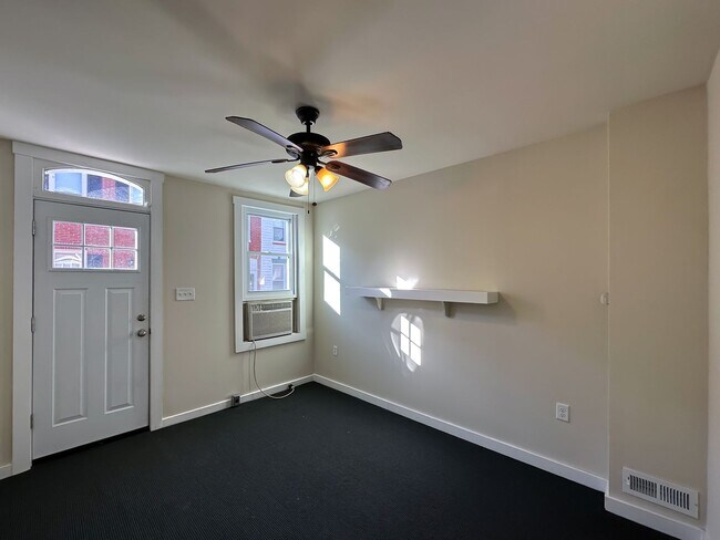Building Photo - Bright 2 Bed 1 Bath Townhome w/ Den in But...