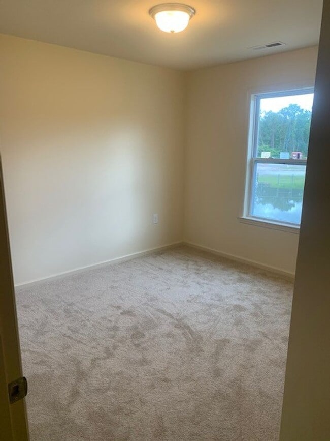 Building Photo - Townhome in Midway Park - Boyington Place!