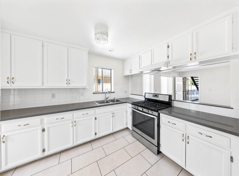 Building Photo - 10225 Fernglen Ave