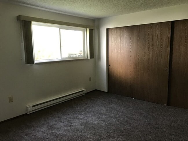 Building Photo - Great 1br 1bath Condo w/Tennis court/swimm...