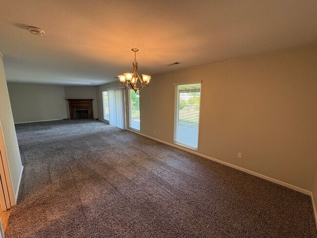 Building Photo - Beautiful Home with solar Rent Ready!