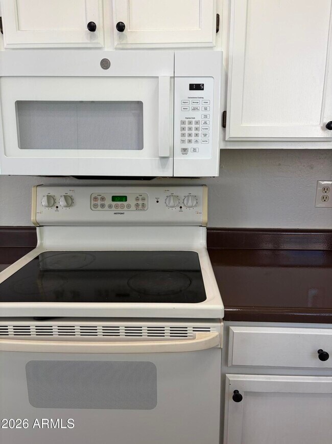 Building Photo - 930 N Mesa Dr