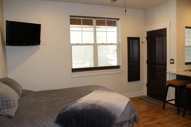 Building Photo - Furnished Studio Near Old Mill - Utilities Included