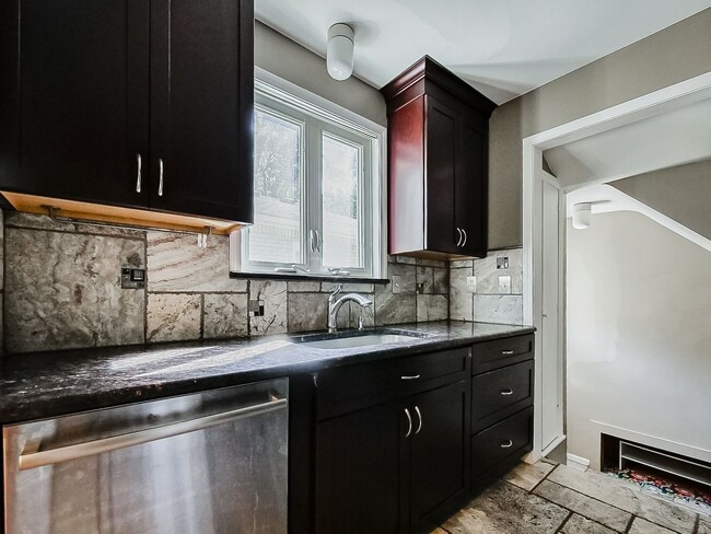 Building Photo - Charming Colonial in the Heart of Grosse P...