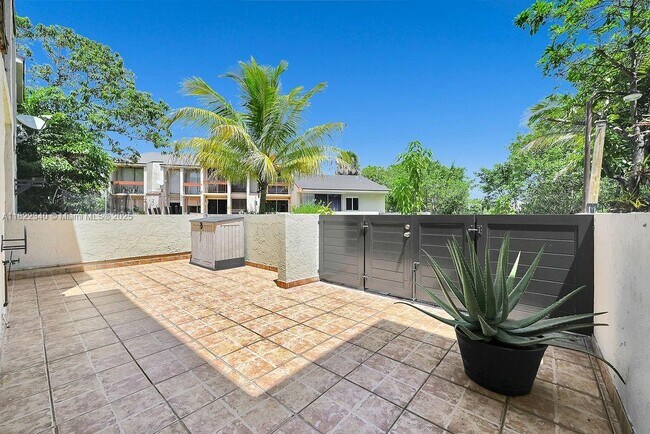 Building Photo - 9133 Fontainebleau Blvd