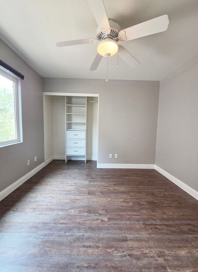 Building Photo - Spacious 3 Bed + Loft & Den with Soaring Ceilings