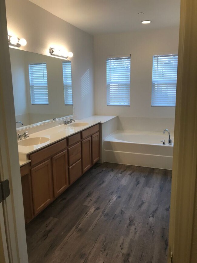 Building Photo - 4BR|2.5BA Townhome w/Garage|Yard|Water |Se...