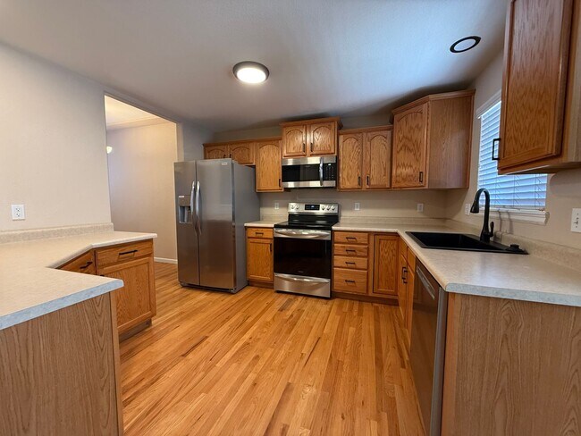 Building Photo - 2 bedroom, 2 1/2 bath condo in the NORTHEAST side of Colorado Springs