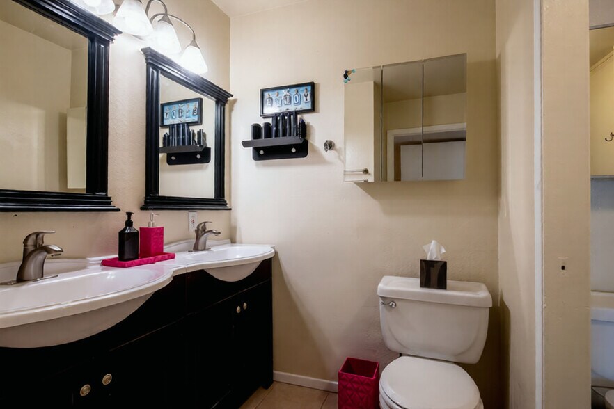 Building Photo - 18350 Hatteras St