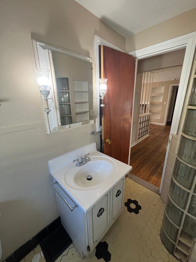 Building Photo - Comfortable 2-Bedroom Single-Family Home with Washer/Dryer Hookups