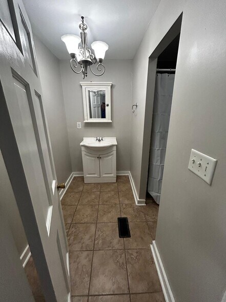 Building Photo - 518 E 13th Ave