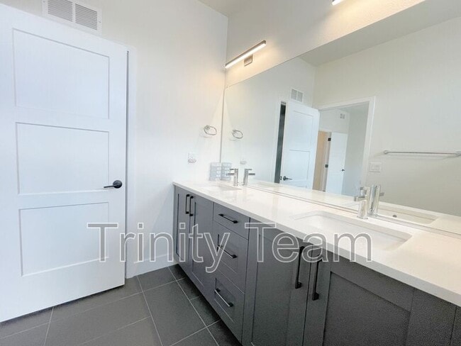 Building Photo - 4100 E Iliff Ave