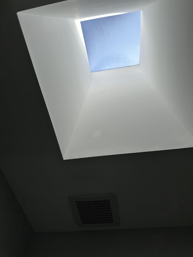 Building Photo - 8 Weybridge Pl