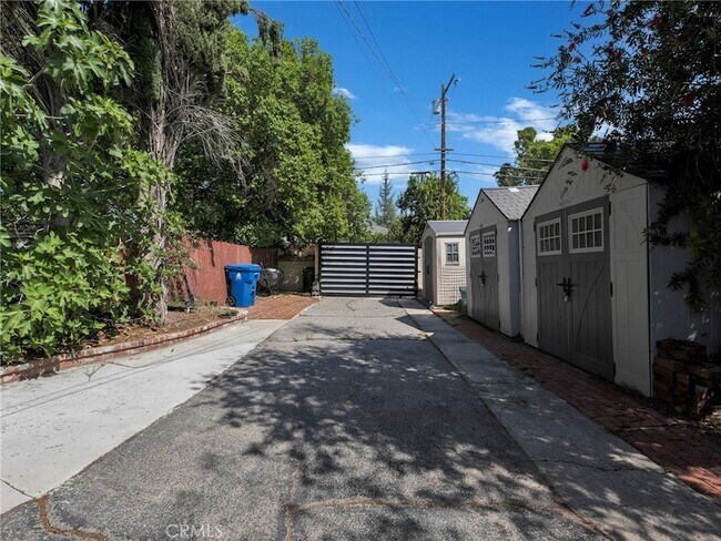 Building Photo - 10918 Reseda Blvd