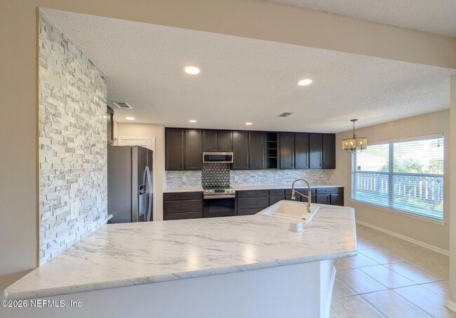 Building Photo - 12171 Basalt Dr N