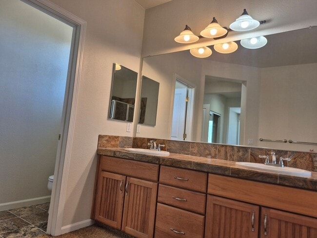 Building Photo - Beautiful 4 bedroom 3.5 bath in Natomas Park