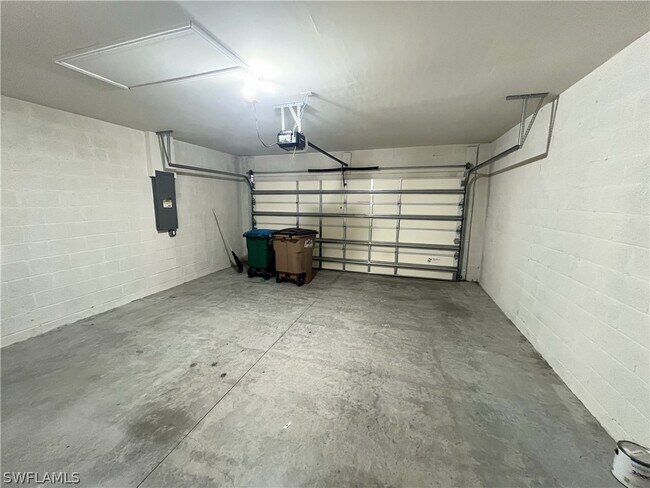 Building Photo - 1009 NE 11th St